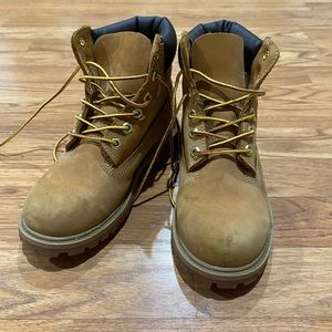Timberland Boys’ 6” classic boot size 1.5M